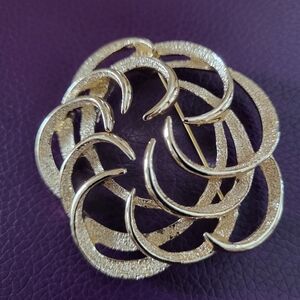 Sarah Coventry Goldtone Brooch with Elegant Design